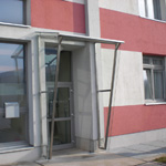 Vordach und Windschutz, Eingang Büro Asfinag